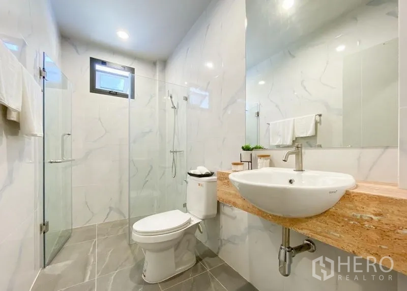 บ้าน ขายในLam Luk Ka, Pathum Thani - ห้องน้ำสว่าง พร้อมฝักบัวกระจก กระเบื้องลายหินอ่อน