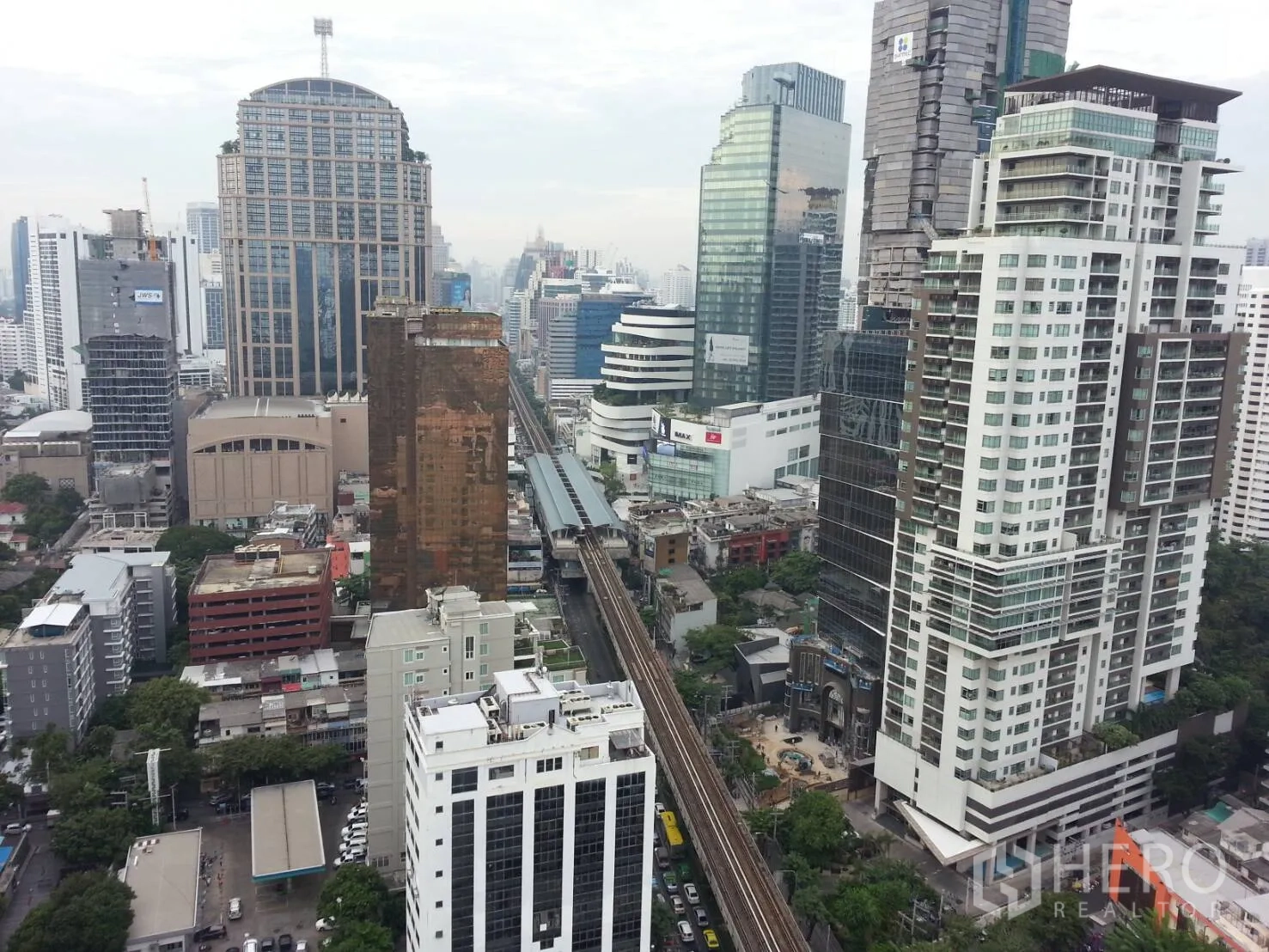 คอนโด ให้เช่าหรือขายในKhlong Toei, Bangkok - วิวเมืองจากชั้นสูง เห็นเส้นทางรถไฟฟ้า BTS และตึกสูงย่านสุขุมวิท