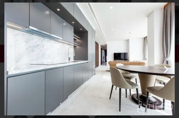 คอนโด ให้เช่าหรือขายในWatthana, Bangkok - ห้องครัวดีไซน์โมเดิร์นสีเทาพร้อมแบ็กสเปลชหินอ่อนและโต๊ะทานข้าวในพื้นที่เปิดโล่งสว่าง