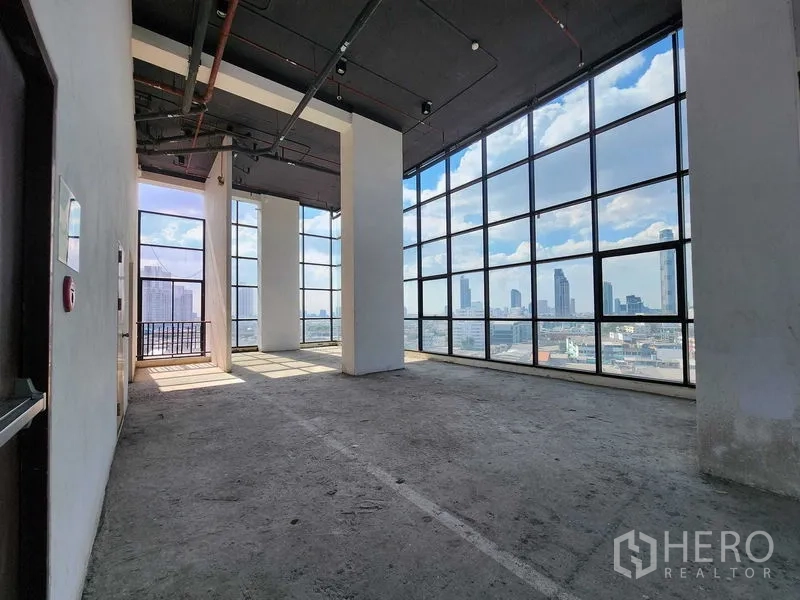 零售空间 出租在Sathon, Bangkok - 高挑转角零售区，环幕玻璃，充足自然采光。