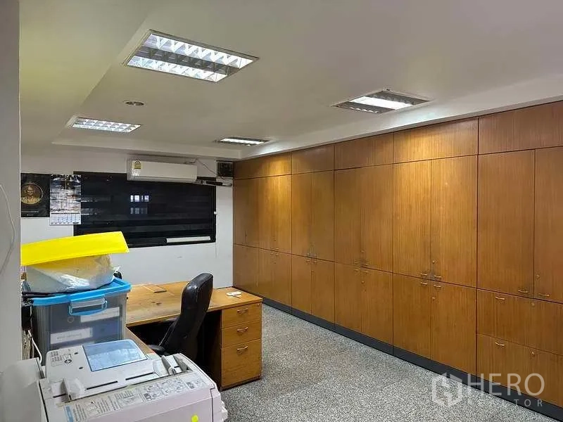 工厂 出租或出售在Bang Phli, Samut Prakan - 办公室内设整面木质收纳柜、书桌与天花照明。