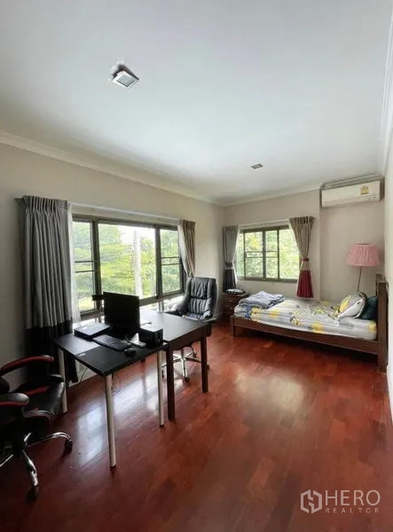 独立式住宅 出租在Prawet, Bangkok - 卧室或书房，办公桌与床，环窗设计木地板。