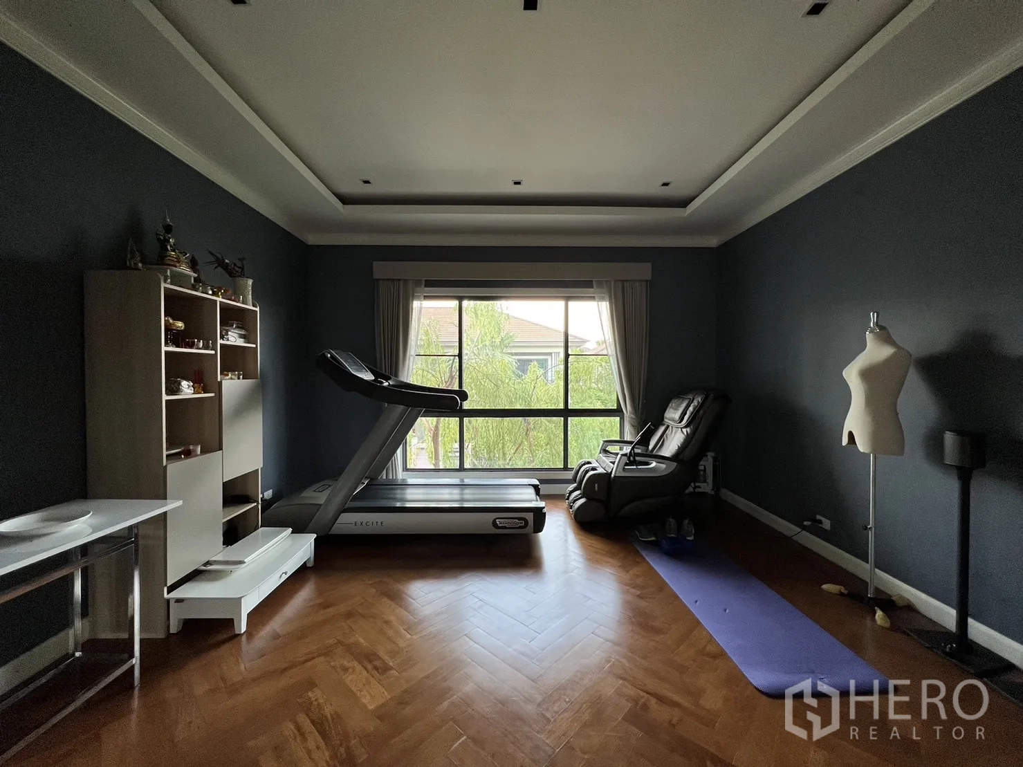 Detached House for rent in Suan Luang, Bangkok - Another angle of the home gym with large window and dark accent wall.