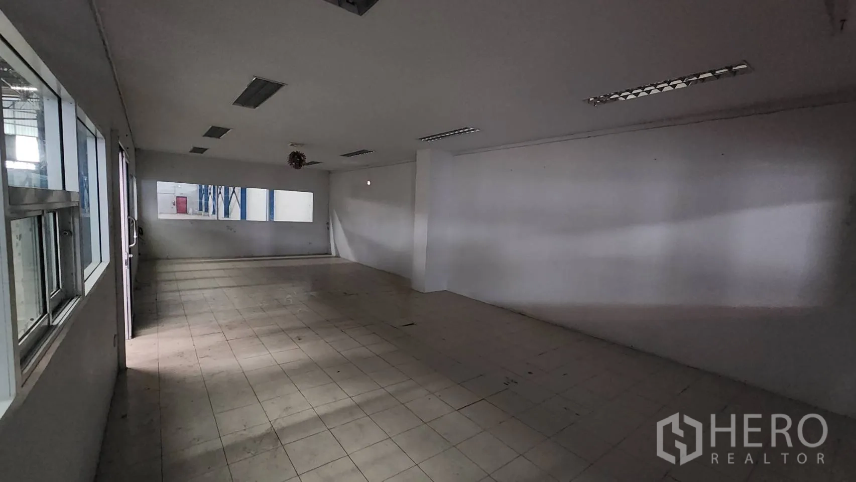 คลังสินค้า ให้เช่าในMueang Samut Prakan, Samut Prakan - ห้องสำนักงานปูกระเบื้อง พื้นที่กว้าง ไฟฟลูออเรสเซนต์ และหน้าต่างมองเข้าโกดัง