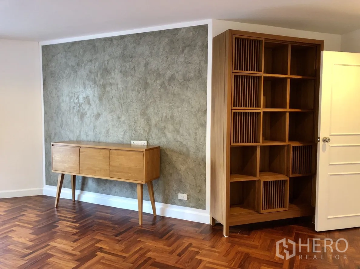 คอนโด ให้เช่าในWatthana, Bangkok - ห้องนอนผนังลายปูนเปลือย พร้อมตู้และชั้นไม้ดีไซน์