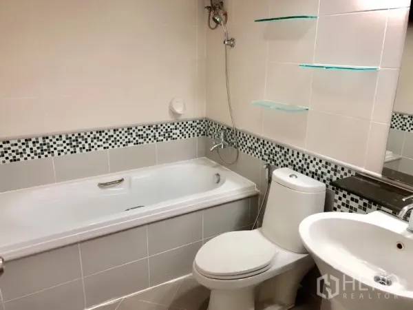 คอนโด ให้เช่าหรือขายในKhlong Toei, Bangkok - ห้องน้ำปูกระเบื้อง มีอ่างอาบน้ำพร้อมฝักบัว โถสุขภัณฑ์ และอ่างล้างหน้า แต่งโมเสค