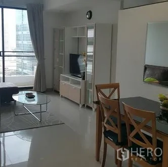 Condominium for rent in Watthana, Bangkok - Open-plan living room with dining set, TV cabinet, and balcony outlook to the city.