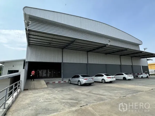 Warehouse for rent in Lat Krabang, Bangkok - Wide canopy along the warehouse frontage featuring multiple loading bays and a spacious concrete apron.