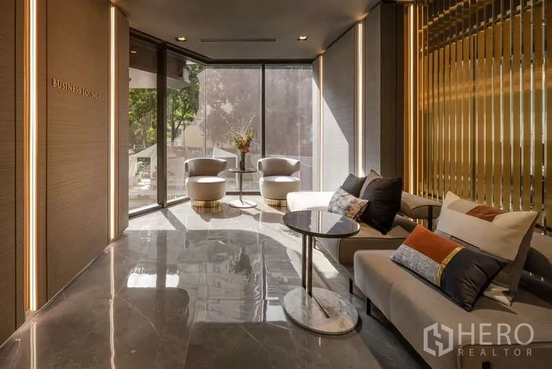 公寓 出租在Watthana, Bangkok - 时尚商务休息室，沙发与落地窗