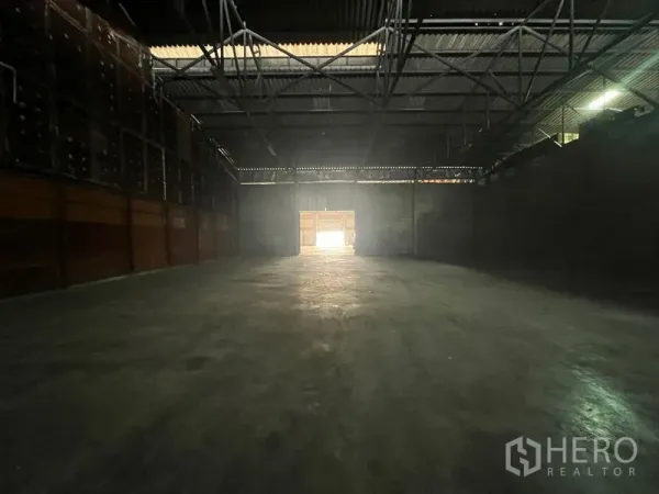 คลังสินค้า ให้เช่าในMueang Samut Prakan, Samut Prakan - ภายในโกดังพื้นคอนกรีต เพดานโครงเหล็กสูง มีแสงส่องจากประตูขนถ่ายสินค้า