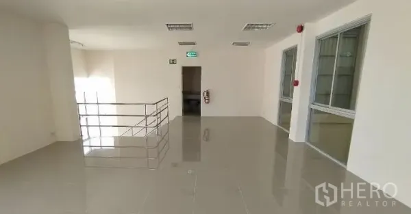 คลังสินค้า ให้เช่าในSamut Prakan - โถงชั้นลอยออฟฟิศพร้อมราวสแตนเลส พื้นกระเบื้อง และป้ายทางหนีไฟ