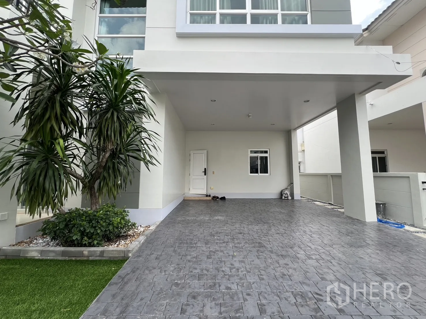 独立式住宅 出租在Saphan Sung, Bangkok - 带顶车棚和宽车道，白色外墙与小花园