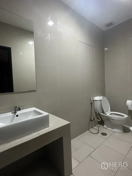 货栈 出租在Bang Phli, Samut Prakan - 设施内干净的卫生间，设洗手台与坐便器，墙地砖面。