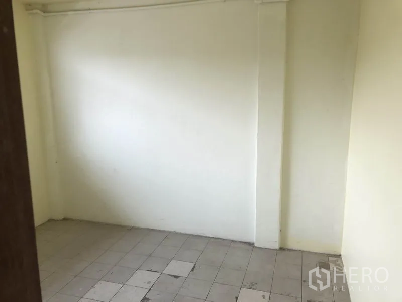 สำนักงานที่บ้าน ให้เช่าหรือขายในHuai Khwang, Bangkok - ห้องสีขาวขนาดกะทัดรัด พื้นกระเบื้อง เหมาะเป็นสโตร์หรือออฟฟิศส่วนตัว