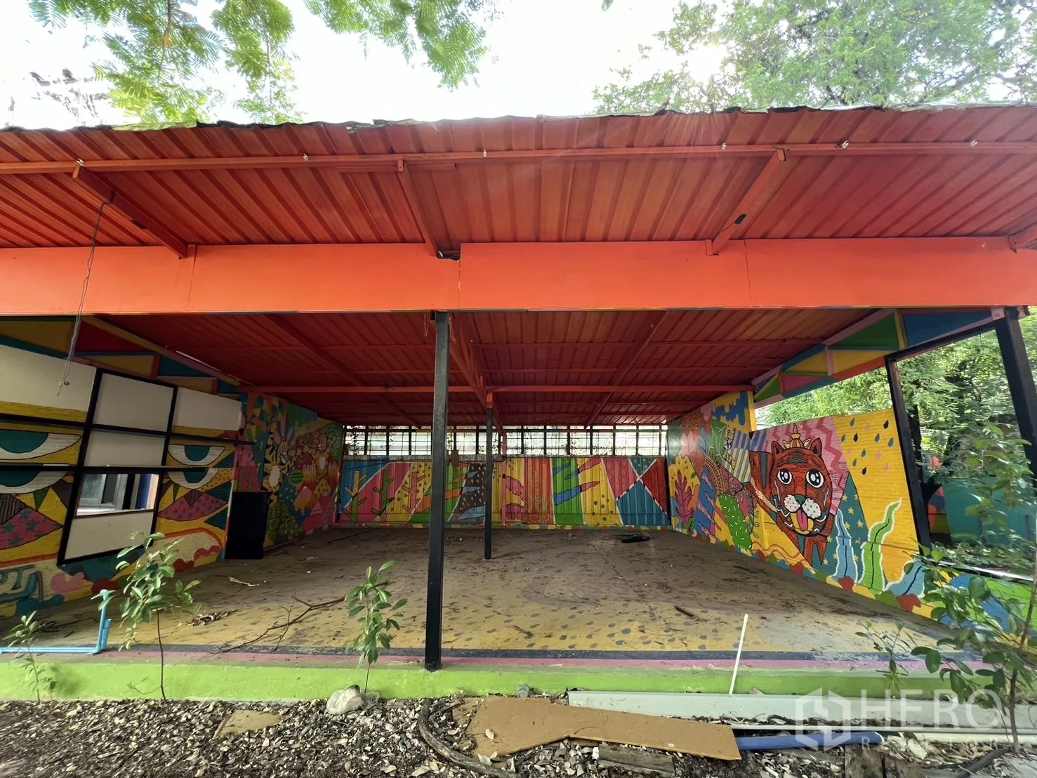 Detached House for rent in Watthana, Bangkok - Covered open hall with a red metal roof and colorful mural walls.