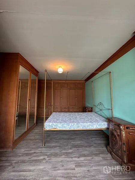 ทาวน์เฮาส์ ให้เช่าในKhlong Toei, Bangkok - ห้องนอนเตียงสี่เสา ตู้เสื้อผ้าไม้บิลท์อิน และตู้เสื้อผ้าบานกระจก