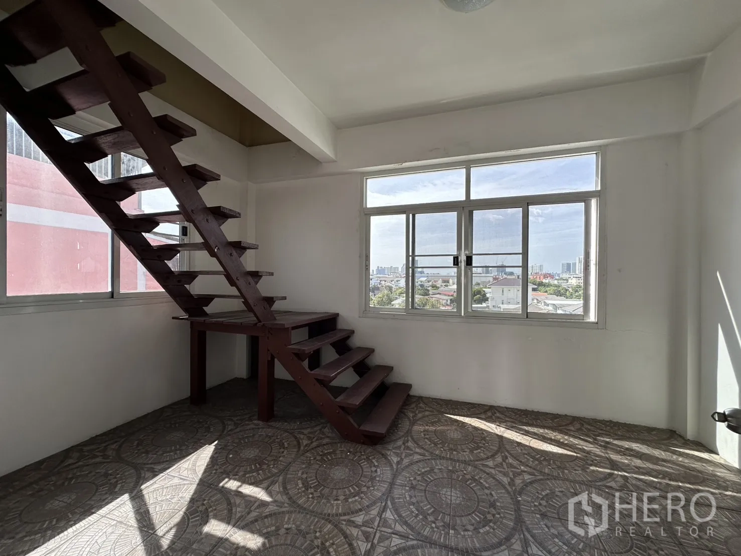 店屋 for rent in Phra Khanong, Bangkok - 房间内有木楼梯通往上层，设大窗户。
