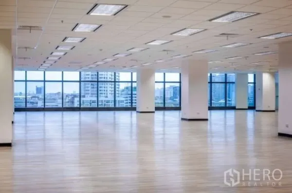 办公空间 出租在Phaya Thai, Bangkok - 采光充足的办公室，落地窗环绕，可欣赏曼谷天际线与光滑木纹地面。