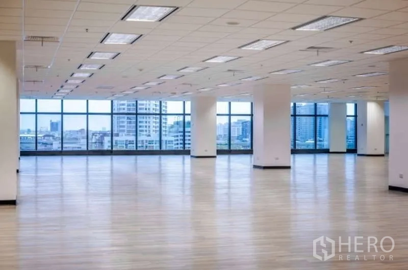 办公空间 出租在Phaya Thai, Bangkok - 采光充足的办公室，落地窗环绕，可欣赏曼谷天际线与光滑木纹地面。