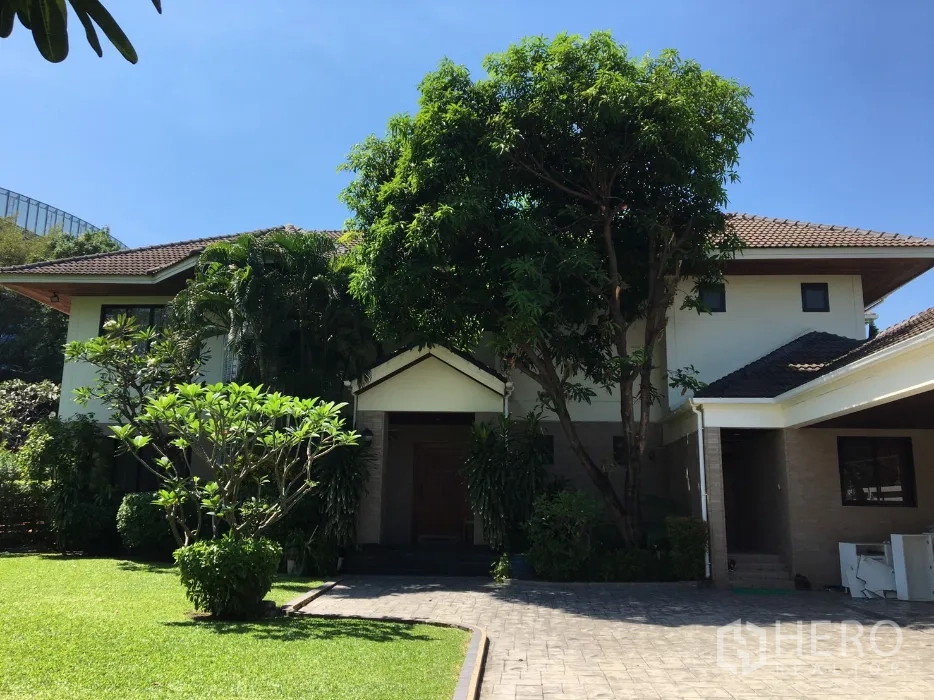 Detached House for rent in Watthana, Bangkok - Two-storey detached house in Watthana, Bangkok with pitched roof, driveway and lush landscaped garden.