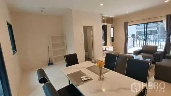 联排别墅 出租 - 开放式餐客区，岩板餐桌、前方推拉落地窗与客用卫生间。