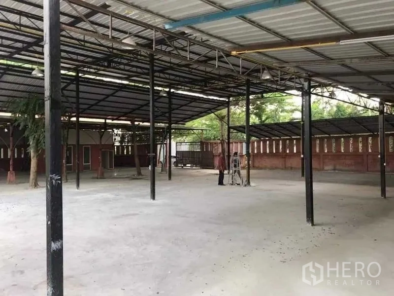 คลังสินค้า ให้เช่าหรือขายในKhlong Sam Wa, Bangkok - พื้นที่เก็บสินค้าคลุมหลังคา เสาเหล็ก พื้นคอนกรีตกว้างสำหรับโหลดของ