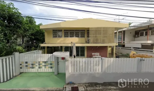 带办公室的家 出租在Huai Khwang, Bangkok - 曼谷Huai Khwang两层家庭式办公楼，白色围栏与大门，前院车道与阳台。