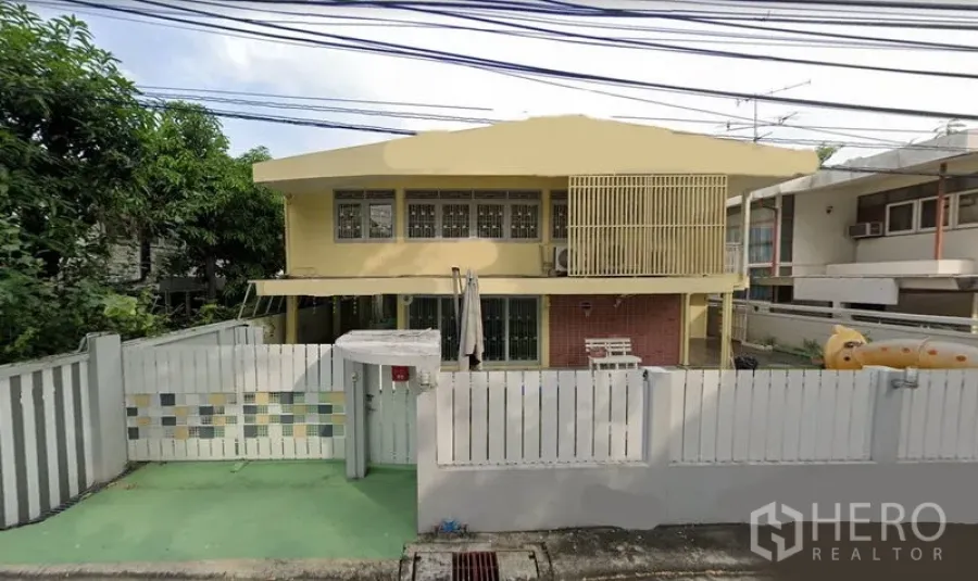 สำนักงานที่บ้าน ให้เช่าในHuai Khwang, Bangkok - โฮมออฟฟิศสองชั้น รั้วสีขาว ประตูหน้าบ้านและที่จอดรถ ในย่านห้วยขวาง กรุงเทพฯ