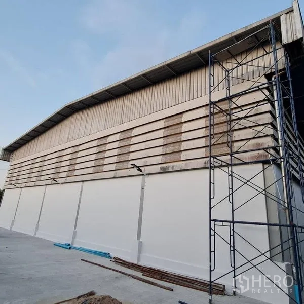 คลังสินค้า ให้เช่าในPrawet, Bangkok - ด้านข้างโกดังมีบานระบายอากาศ และนั่งร้านซ่อมแซมภายนอก