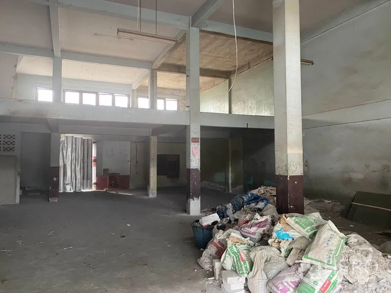 店屋 出租在Yan Nawa, Bangkok - 首层带夹层与混凝土柱，适合储物或加工区。