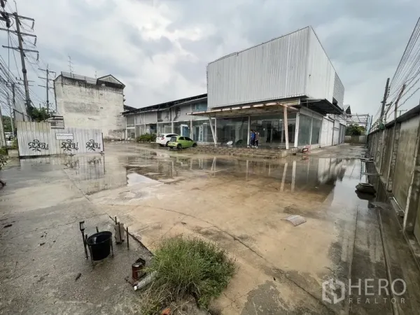 货栈 出租在Prawet, Bangkok - 仓库前的大型混凝土场地与玻璃幕墙办公区