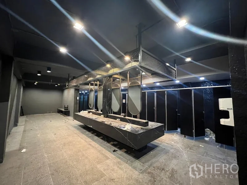 โชว์รูม ให้เช่าในMueang Samut Prakan, Samut Prakan - ห้องน้ำโมเดิร์น กระจกแขวนเหนือเคาน์เตอร์หินสีดำและห้องสุขา