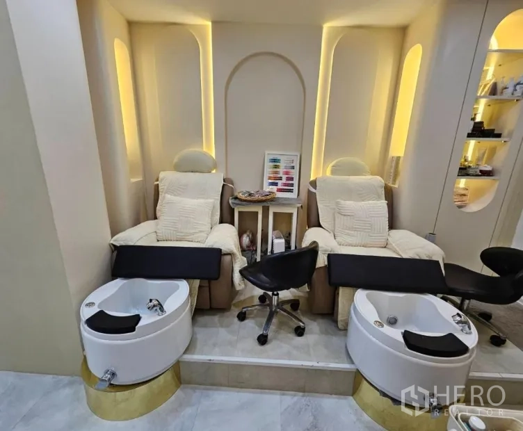 พื้นที่ขายปลีก ให้เช่าในWatthana, Bangkok - เก้าอี้สปาคู่พร้อมอ่างเท้าและแผงสีเล็บ