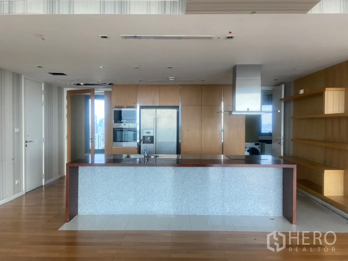 คอนโด ขายในYan Nawa, Bangkok - ครัวสมัยใหม่ไอส์แลนด์ยาว เตาอบบิลท์อิน และเครื่องใช้สแตนเลสที่เดอะ ปาโน