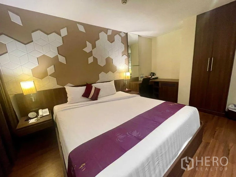 店屋 出租在Watthana, Bangkok - 配几何装饰墙、床头灯与木地板的特大床卧室