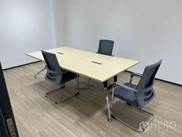 สำนักงาน ให้เช่า - ห้องประชุมขนาดกะทัดรัด โต๊ะ مستطيلและเก้าอี้สามตัว พื้นลายไม้ ผนังสีขาวสะอาด
