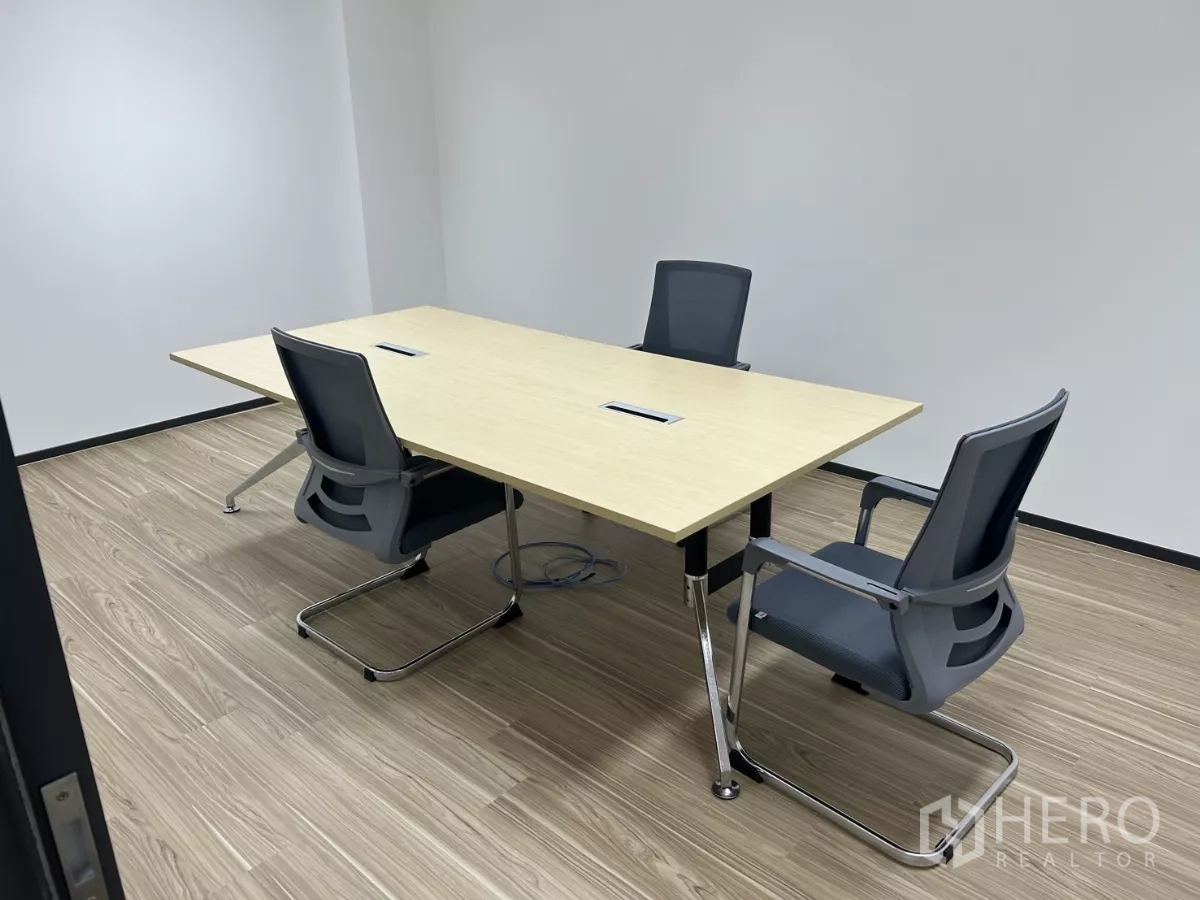 สำนักงาน ให้เช่า - ห้องประชุมขนาดกะทัดรัด โต๊ะ مستطيلและเก้าอี้สามตัว พื้นลายไม้ ผนังสีขาวสะอาด
