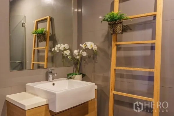 คอนโด ให้เช่าหรือขายในBang Rak, Bangkok - ห้องน้ำสไตล์โมเดิร์น อ่างล้างหน้าทรงสี่เหลี่ยม กระจกบานใหญ่ และบันไดตกแต่งไม้พร้อมต้นไม้