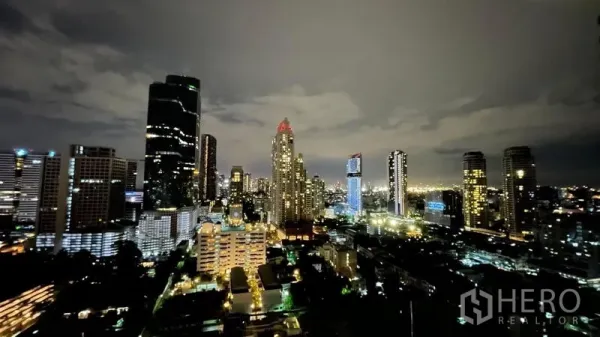 公寓 出售在Sathon, Bangkok - 高楼层俯瞰沙吞CBD夜景，摩天大楼灯火通明。