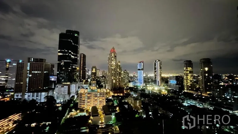 公寓 出售在Sathon, Bangkok - 高楼层俯瞰沙吞CBD夜景，摩天大楼灯火通明。