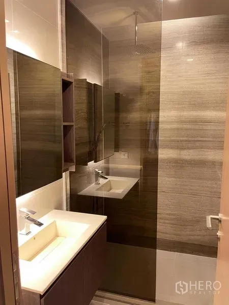 คอนโด ขายในWatthana, Bangkok - ห้องน้ำสมัยใหม่พร้อมอ่างล้างหน้า ตู้กระจก และฝักบัวเรนชาวเวอร์กั้นกระจก