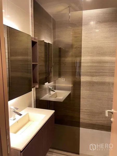 คอนโด ขายในWatthana, Bangkok - ห้องน้ำสมัยใหม่พร้อมอ่างล้างหน้า ตู้กระจก และฝักบัวเรนชาวเวอร์กั้นกระจก