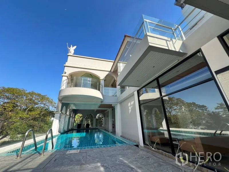 店屋 出租在Suan Luang, Bangkok - 沿建筑立面的高架泳池，玻璃墙与阳台营造度假氛围。