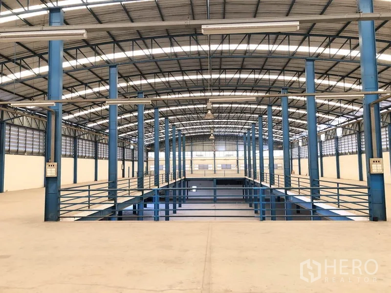 工厂 出租在Sai Noi, Nonthaburi - 夹层走道俯瞰中央空区，高屋顶下的额外储存空间