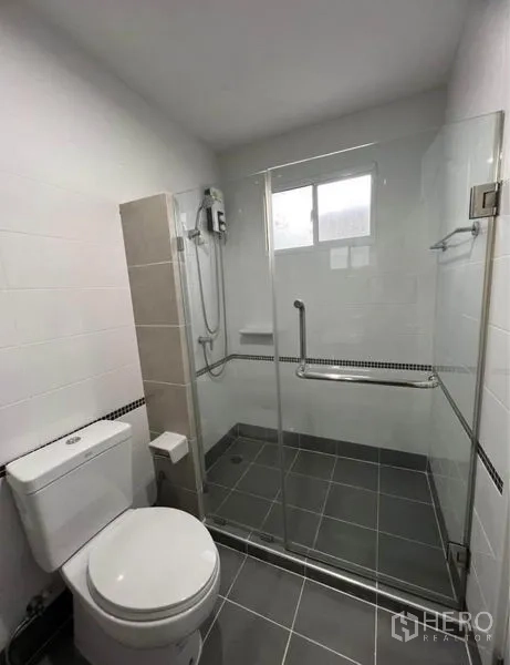 独立式住宅 出租在Suan Luang, Bangkok - 卫生间，玻璃围合步入式淋浴与马桶