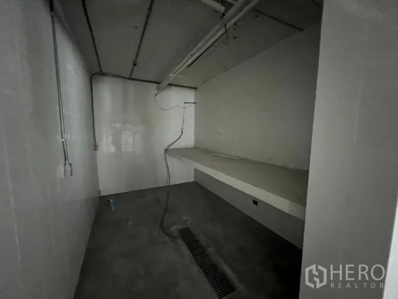 零售空间 出租在Watthana, Bangkok - 小型备餐间，设排水沟与工作台，适合湿作业。