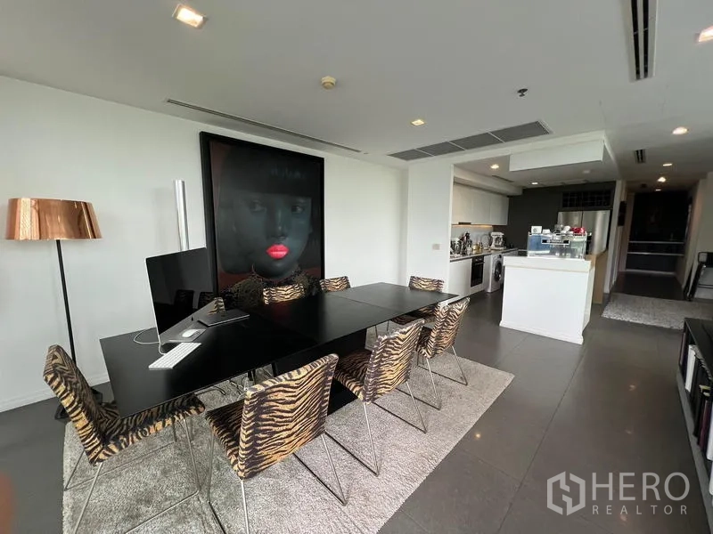 คอนโด ขายในKhlong San, Bangkok - โซนทานอาหารโต๊ะยาวสีดำ เก้าอี้ลายสัตว์ เชื่อมต่อครัวแบบเปิด