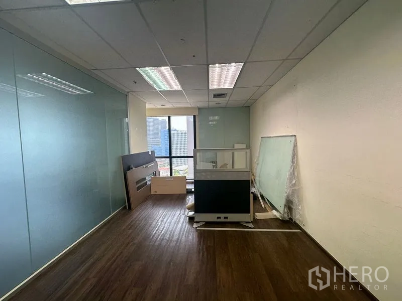 办公空间 出租在Bang Rak, Bangkok - 小型办公室，带城市景观窗和存放的家具。