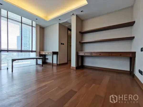 คอนโด ให้เช่าหรือขายในPhaya Thai, Bangkok - มุมทำงานสว่างมีหน้าต่างเต็มผนังเห็นวิวเมือง พร้อมชั้นลอยและพื้นไม้