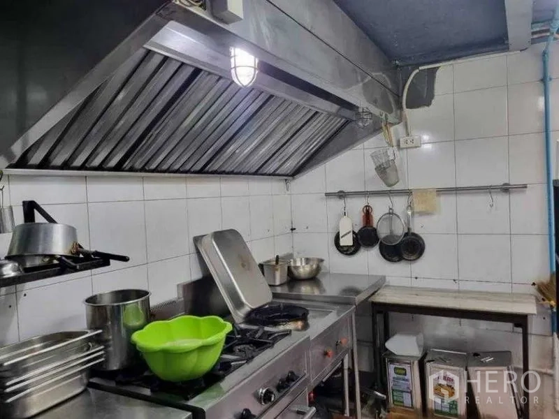 零售空间 出租在Bang Rak, Bangkok - 瓷砖商用厨房，燃气灶与抽油烟机